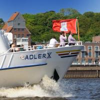 3675_3731 Schiffsbug mit Hamburgfahne auf der Elbe vor Hamburg Altona. | Flaggen und Wappen in der Hansestadt Hamburg